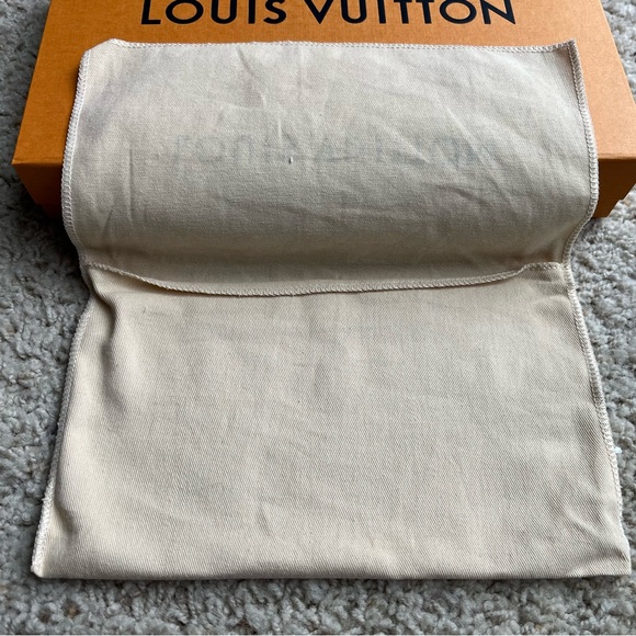 Louis Vuitton Box Ribbon Pouch Magnetic Closure - Picture 4 of 9